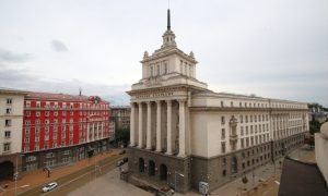 Оскубването “перо по перо”: Новите осигуровки застрашават доходите на 2 милиона българи