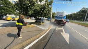 Мият улици в „Люлин" след големия пожар от миналата седмица