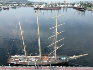 Денем кораб, вечер ресторант: Баркентината „Калиакра“ се бори за оцеляване във Варна