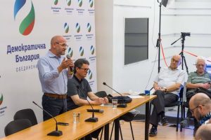 Иван Костов взе страна в лидерската битка в ДСБ: Бившият премиер не отиде на срещата на Радан Кънев
