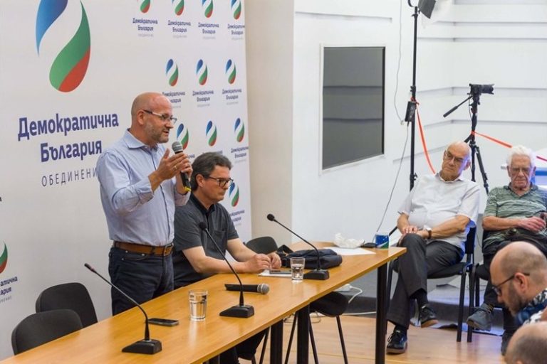 Иван Костов взе страна в лидерската битка в ДСБ: Бившият премиер не отиде на срещата на Радан Кънев