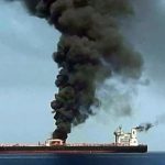 Петролен танкер избухна в пламъци край бреговете на Оман след удар със снаряд