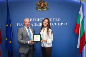 Министър Керязов награди Елиза Чолакова за исторически триумф на Световната купа по конен спорт