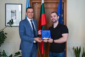 Васил Терзиев награди световния шампион по силов трибой Емил Кръстев