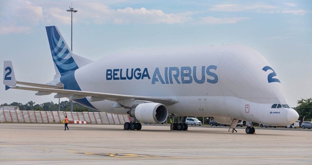 Най-необичайният товарен самолет Airbus Beluga ST кацна на летище Бургас