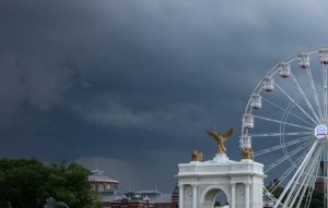 Бури отнеха живота на двама души във Франция след поредица от горещи вълни