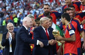 С 3:0 в София Испания започна похода към световната титла и го завърши с 1:0 в САЩ
