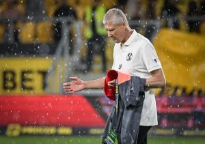 Емоционално завръщане: Любослав Пенев получи шпалир на стадион „Христо Ботев“