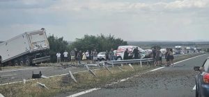В анкета нa 24chasa.bg 33% казват: Просто поддържайте мантинелите, а 37%: Сменяйте ги с "джърсита"