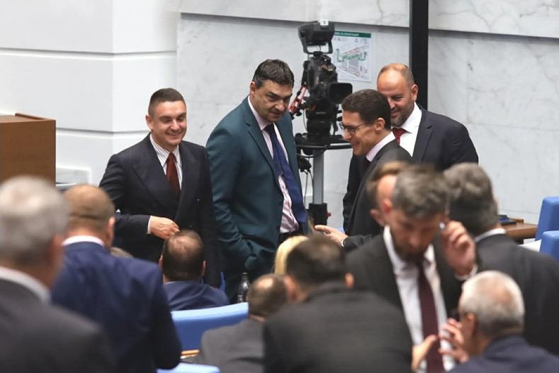 Минималната заплата замръзва, докато в борда на държавна фирма може да се взимат над 11 000 евро
