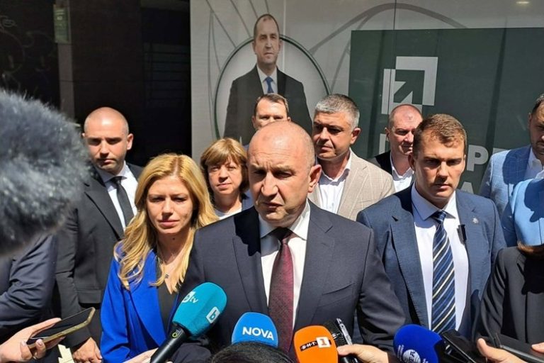 “Силна е и работи за обществото”: Радев подкрепи Йотова, търси се сърцато вице “Силна е и работи за обществото”: Радев подкрепи Йотова, търси се сърцато вице