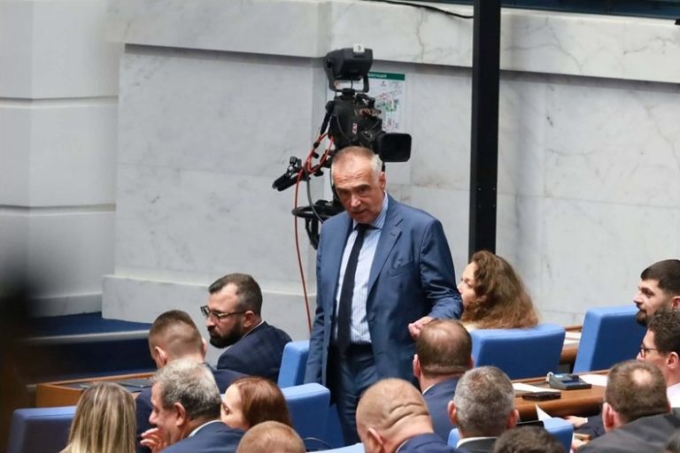 Депутатите ще имат само три заседания през целия август