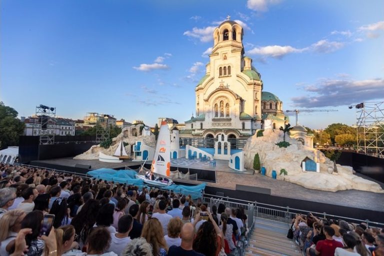 Юбилей на открито: 150-о издание на „Mamma Mia!“ пред „Св. Александър Невски“ Юбилей на открито: 150-о издание на „Mamma Mia!“ пред „Св. Александър Невски“