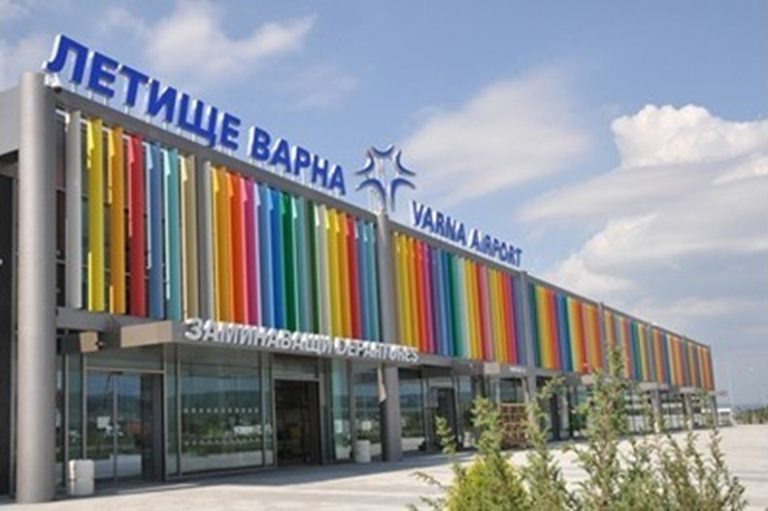 Военен самолет кацна на летището във Варна и предизвика интерес