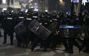 800 хил. заплати на бедни, учители, полицаи и военни остават замразени