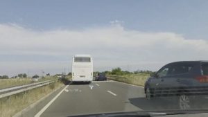 Автобус „лети“ със 120 км/ч по пътя Бургас – Равда: Зрител засне опасно нарушение