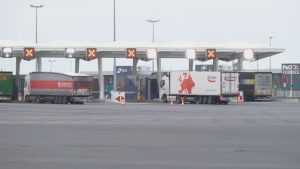 Български оператори на тел. 112 спасиха наши шофьори от среднощен капан с мигранти във Франция