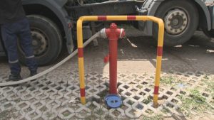 Без вода в хидрантите: Пожарникарите разчитаха на водоноски за гасенето на големия пожар в София