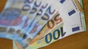 Бюджетът е обнародван: От утре влизат в сила новите цени на винетките и осигуровките