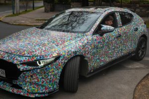 Чилиец превърна колата си в гигантски футболен албум с 15 000 стикера