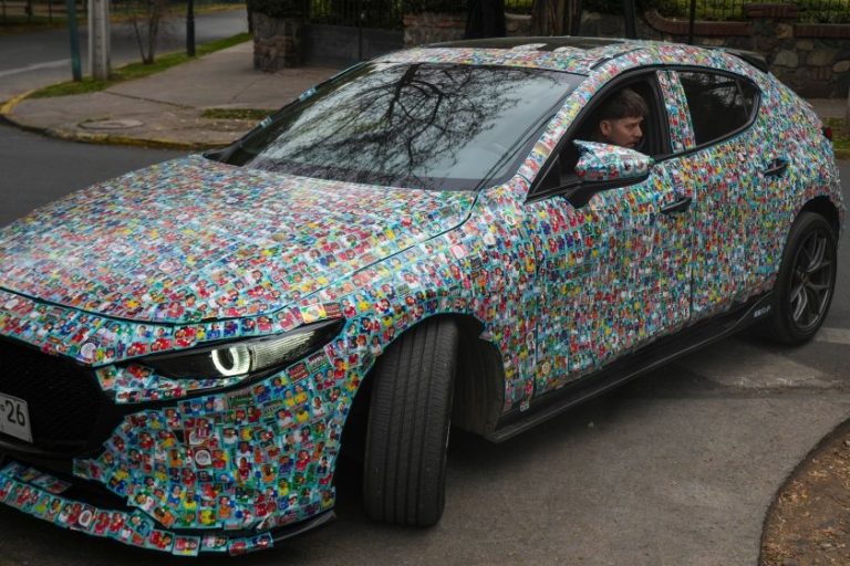 Чилиец превърна колата си в гигантски футболен албум с 15 000 стикера Чилиец превърна колата си в гигантски футболен албум с 15 000 стикера