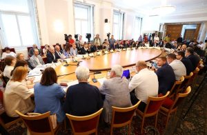 Депутатите от бюджетната комисия се заеха с разчетите за ДОО и НЗОК за 2026 г.