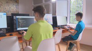 Изкуственият интелект в българското училище: 95% от учениците вече използват технологията