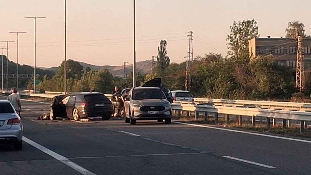 Верижна катастрофа с четири автомобила на АМ „Струма“ при Бобошево: Осем души са пострадали