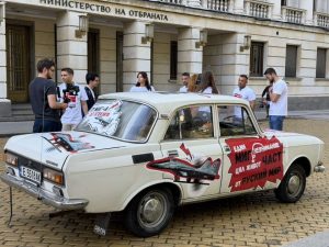 Младежи подариха „Москвич“ на министър Димитър Стоянов в знак на протест