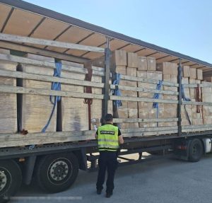 ТД Митница Русе задържа над 980 000 заготовки за цигарени кутии край Видин