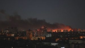 Най-малко 13 души загинаха при масирани руски удари срещу Украйна