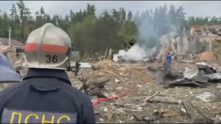 Най-малко 15 души загинаха при нови руски удари срещу Украйна Най-малко 15 души загинаха при нови руски удари срещу Украйна