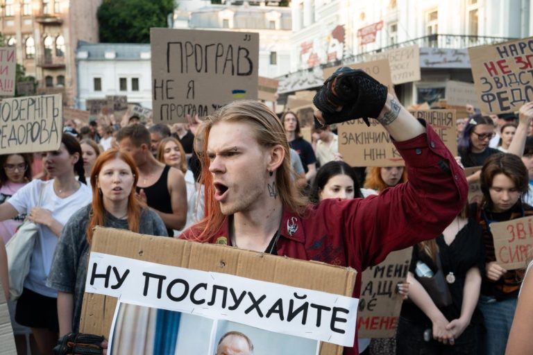 Напрежение в Украйна: Протести и стратегически сблъсък между Сирски и Федоров Напрежение в Украйна: Протести и стратегически сблъсък между Сирски и Федоров