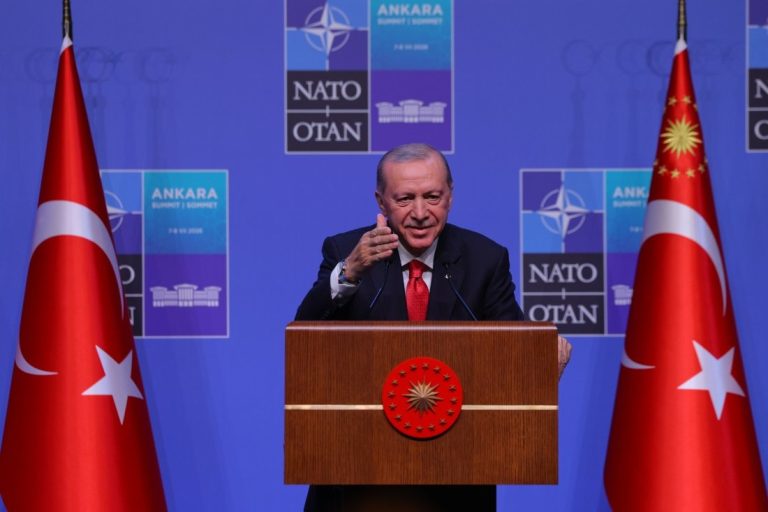 Нетрадиционен жест: Ердоган подари гравирани револвери на лидерите от НАТО