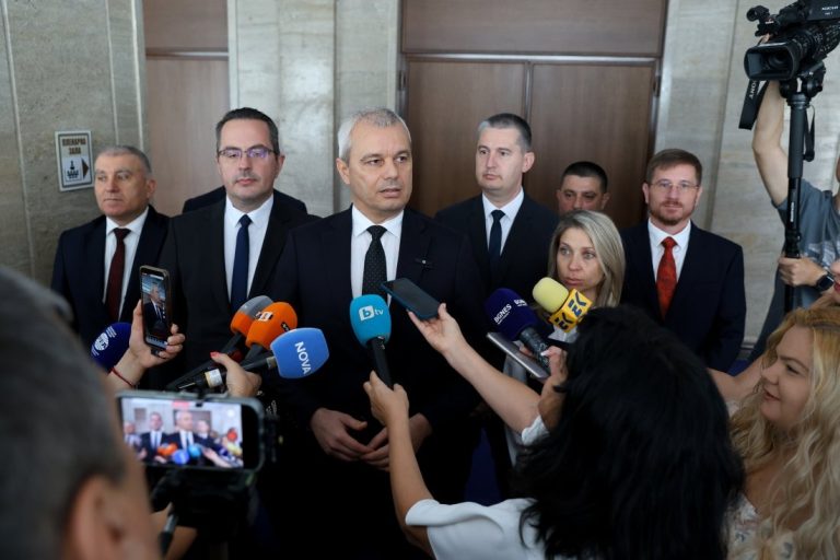 От "Възраждане" поискаха съвет по сигурността заради позицията на Иран за авиобаза "Безмер" От "Възраждане" поискаха съвет по сигурността заради позицията на Иран за авиобаза "Безмер"