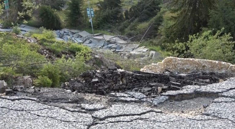 Отмениха бедственото положение в Смолян заради свлачището при Райковски ливади Отмениха бедственото положение в Смолян заради свлачището при Райковски ливади