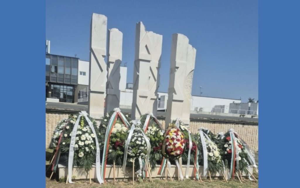 Почетоха жертвите от атентата на летище Бургас с церемония пред мемориала