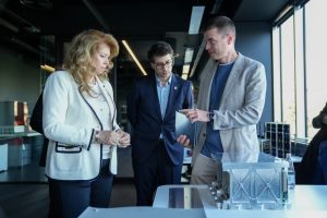 Президентът Илияна Йотова наблюдава изстрелването на 10 български сателита в центъра на "ЕндуроСат"