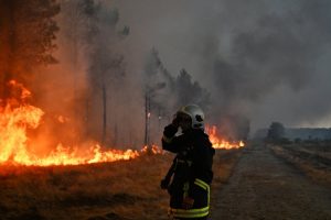 Продължава борбата с огнената стихия в Испания и Франция: Евакуираните са над 330 хиляди