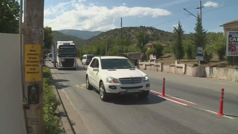 Протест в Кресна срещу новата организация на движението по път Е-79 Протест в Кресна срещу новата организация на движението по път Е-79