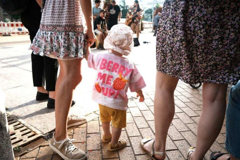 Протест за достойно майчинство: Родители настояват за по-високи обезщетения и индексация