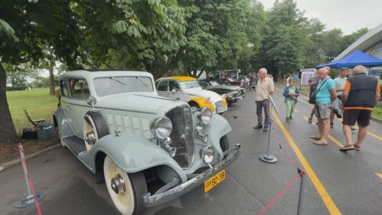 Ретро парад в Бургас събра близо 200 класически автомобила и мотора Ретро парад в Бургас събра близо 200 класически автомобила и мотора