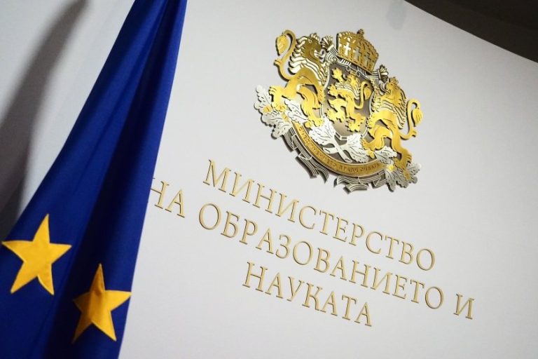 Правителството отпуска над 431 хил. евро за две национални програми в образованието