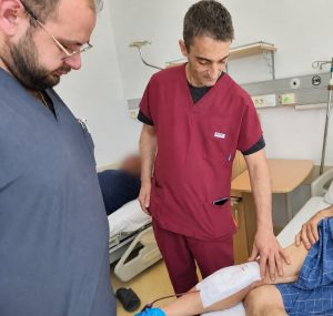 Съдови хирурзи от Бургас спасиха възрастен мъж с прерязана артерия на крака
