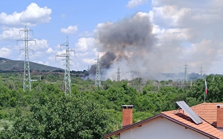 Шест екипа на пожарната гасят пламъци край комплекс Самарско знаме до Стара Загора Шест екипа на пожарната гасят пламъци край комплекс Самарско знаме до Стара Загора