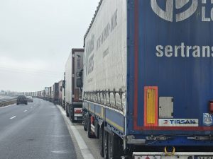 Спират движението на тирове по магистралите Тракия и Струма в петък и неделя