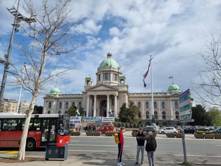 Сръбското правителство на Джуро Мацут запази властта след вот на недоверие