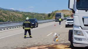Тежкотоварен автомобил катастрофира на АМ „Струма“, движението е затруднено