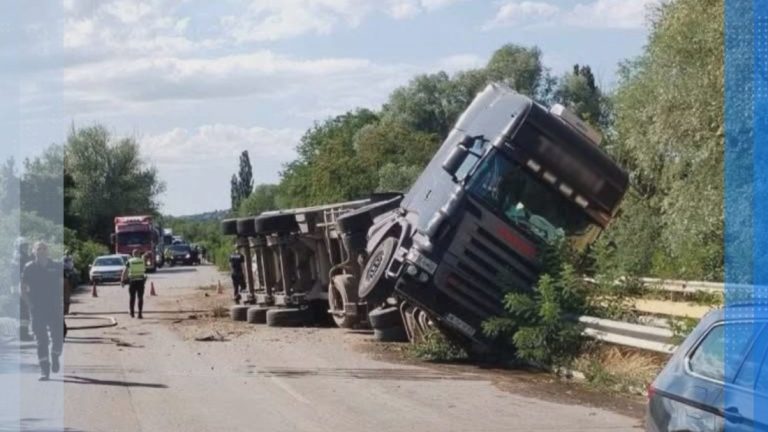 Тир с царевица се преобърна на пътя Мездра - Враца след удар в мантинелата Тир с царевица се преобърна на пътя Мездра - Враца след удар в мантинелата