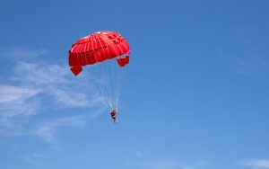 Жена е ранена при скок с парашут край Ихтиман